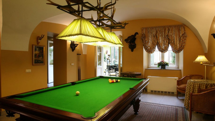 Ламбрекены для бильярдной