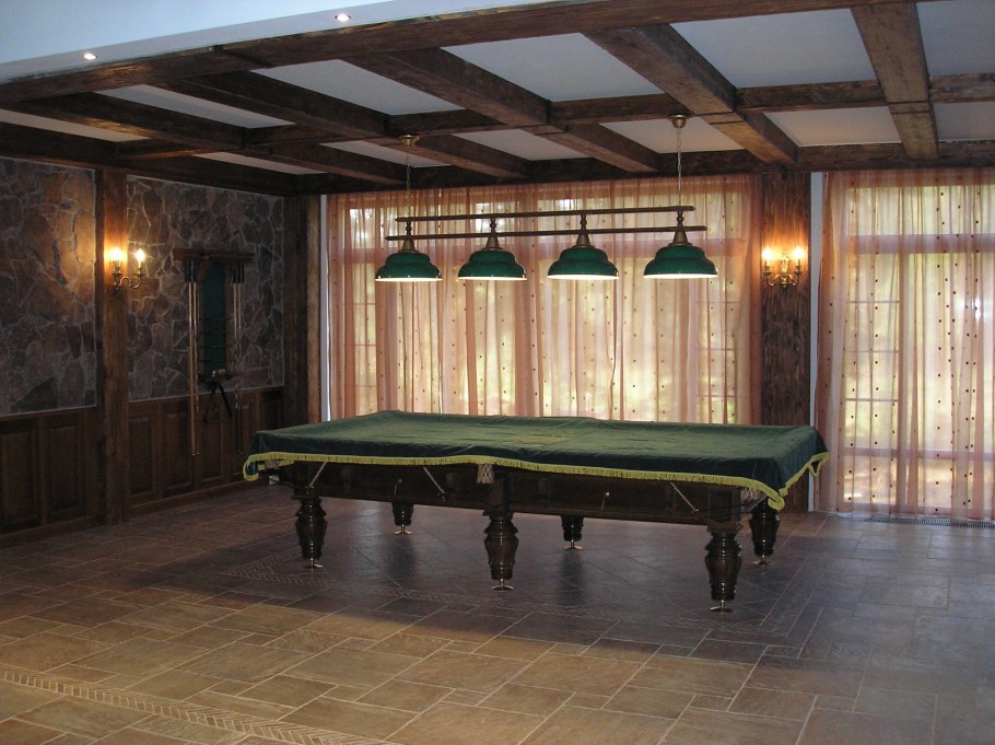 Гостиная с бильярдом