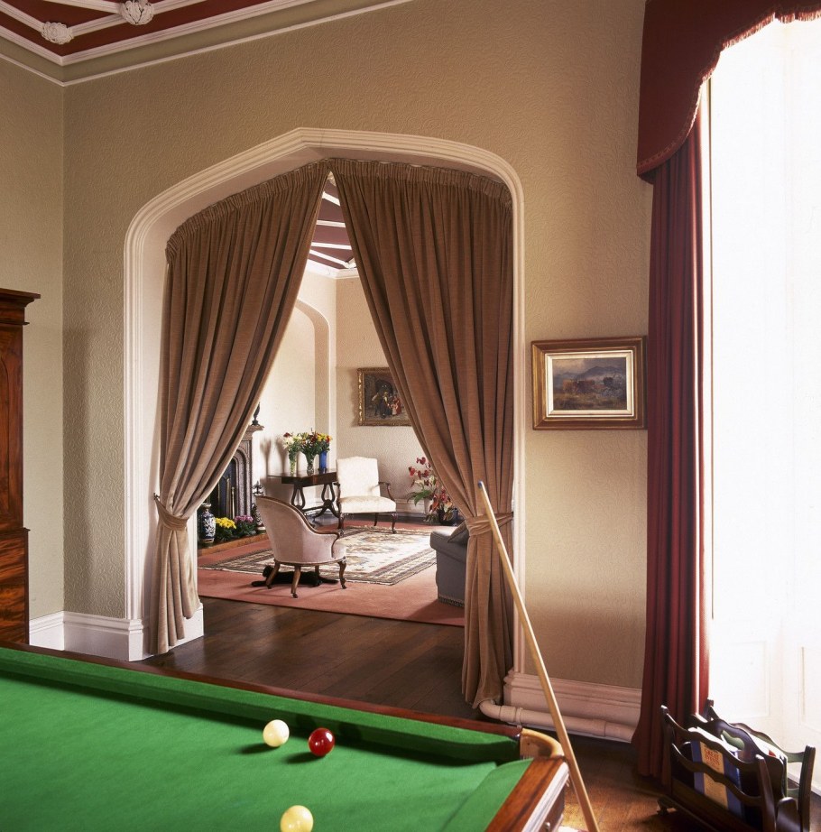 Шторы на окна в бильярдной