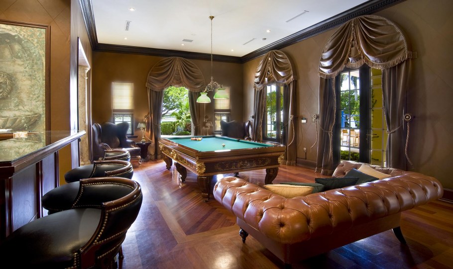 Шторы для маленького окна в бильярдной