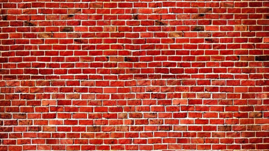 Красная кирпичная стена