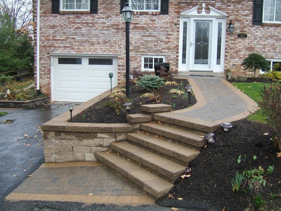 Крыльцо к дому с уклоном