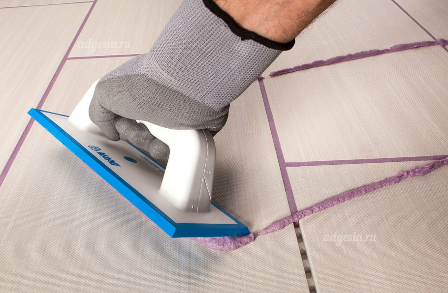 Синяя затирка на белой плитке