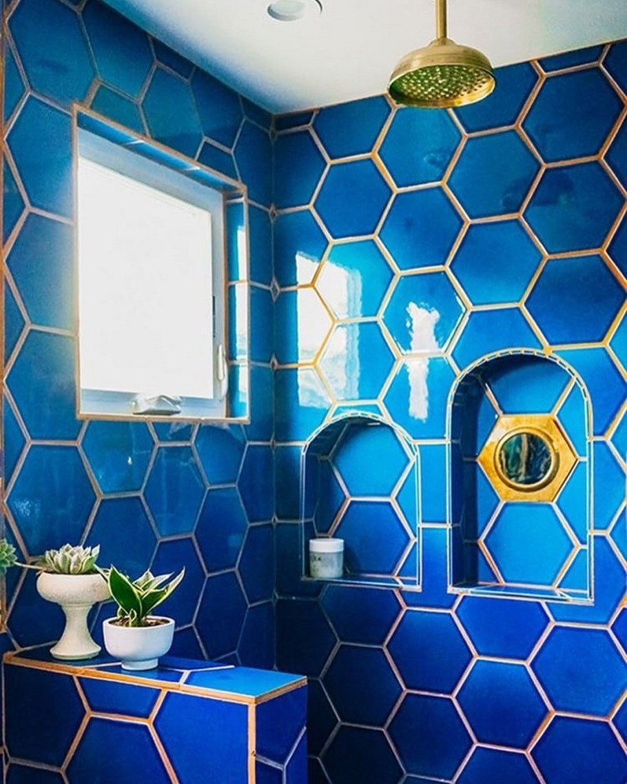 Белая плитка с цветной затиркой