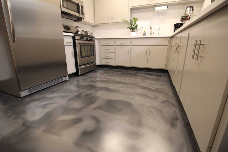 Заливной пол на кухне