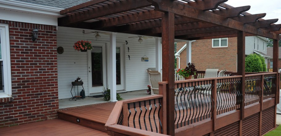 Терраса к кирпичному дому из дерева