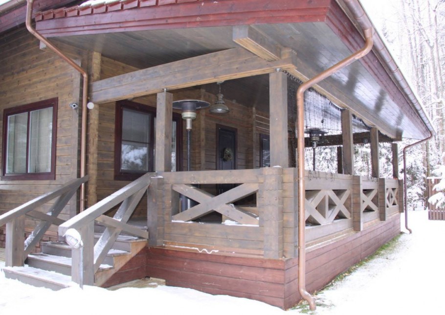 Веранда с высокими окнами