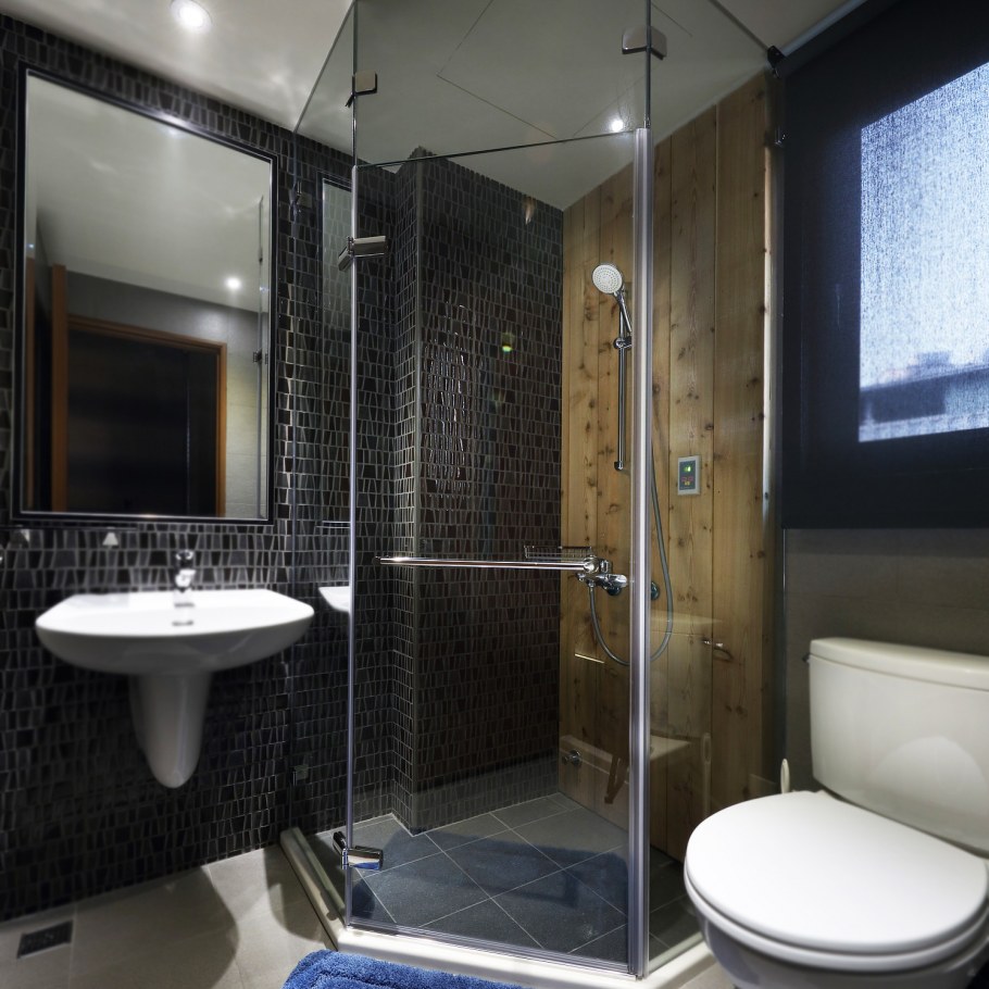 Ванная комната с душевой кабинкой