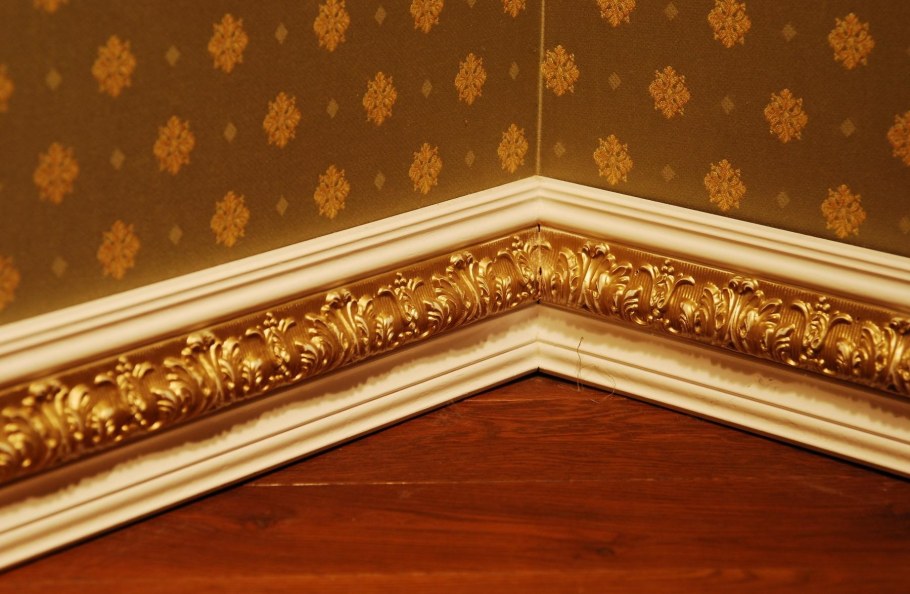 Красивые потолочные плинтуса