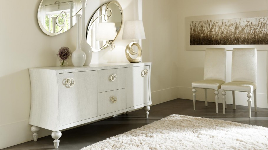 Комод на высоких ножках в интерьере