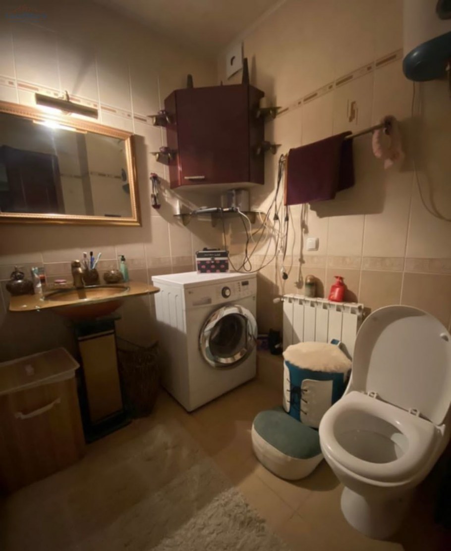 Интерьер студии с 2 окнами