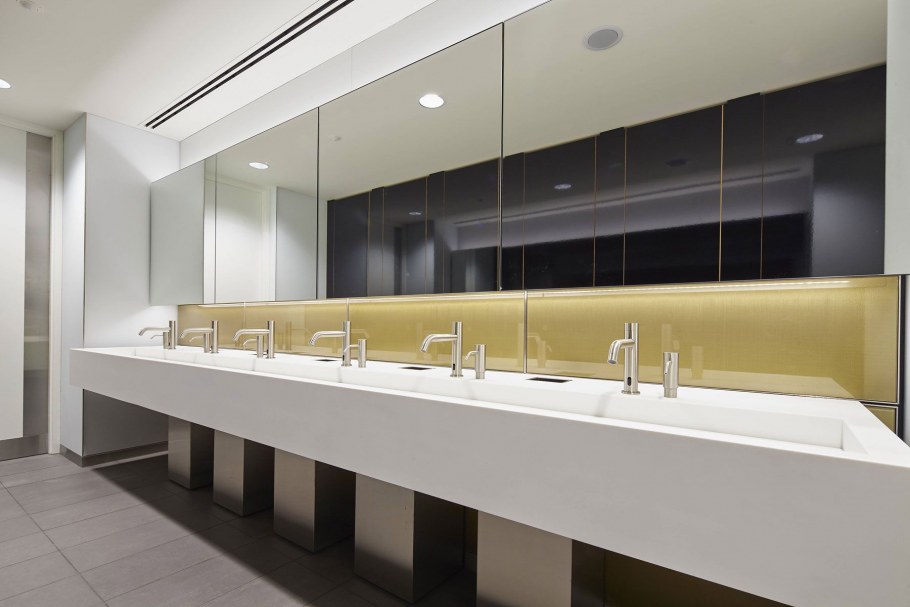 Раковины в общественном туалете