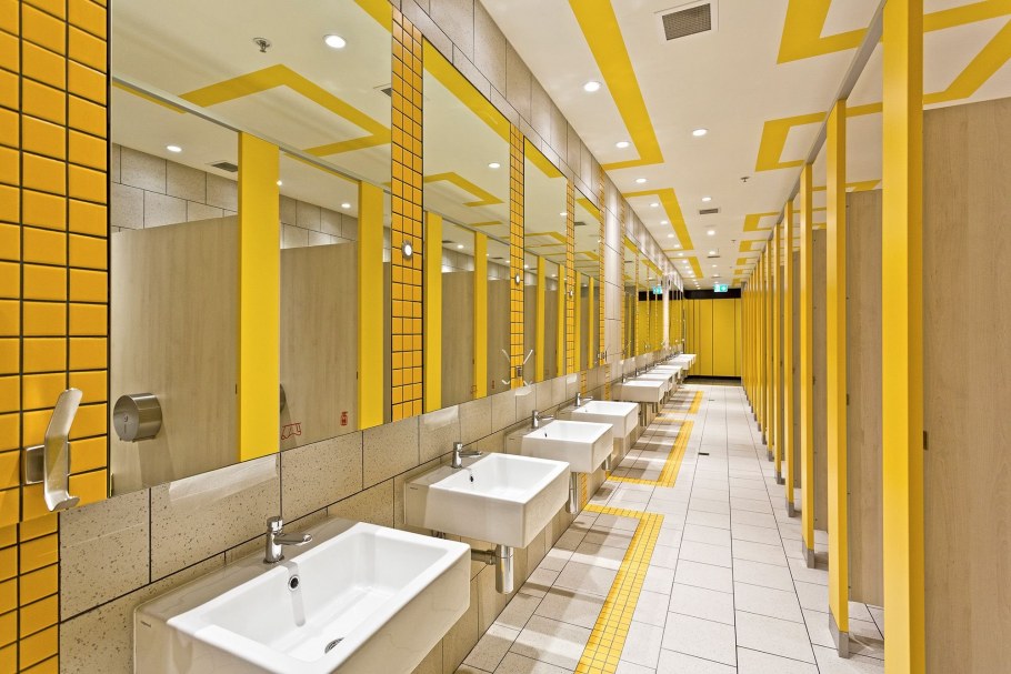 Современная ванная в офисе