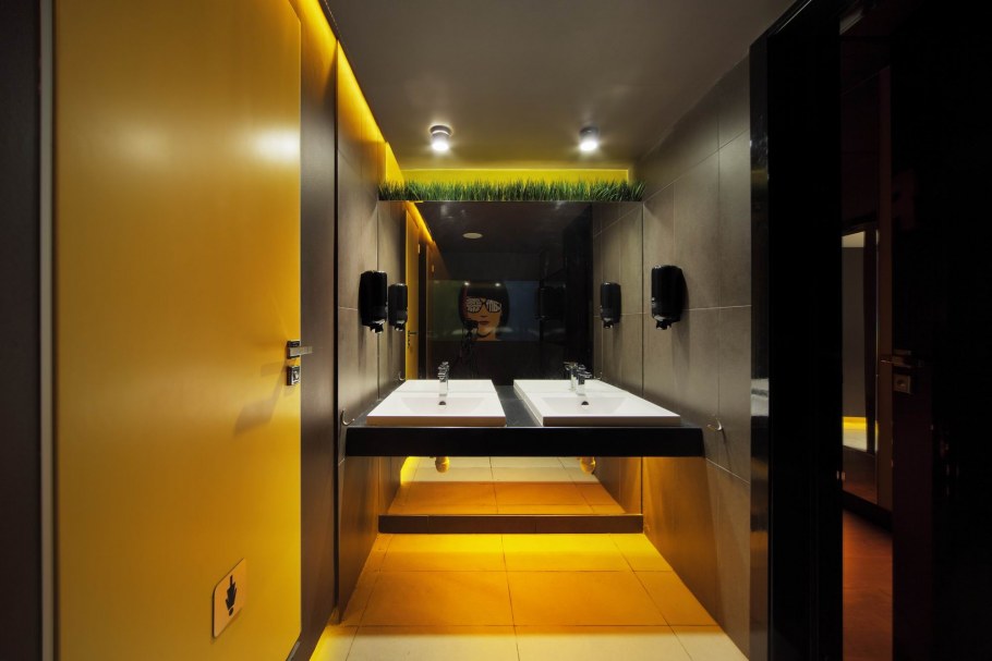 Красивый общественный туалет