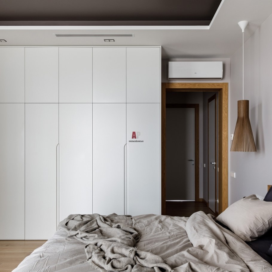 Шкаф в спальню в скандинавском стиле на всю стену с телевизором