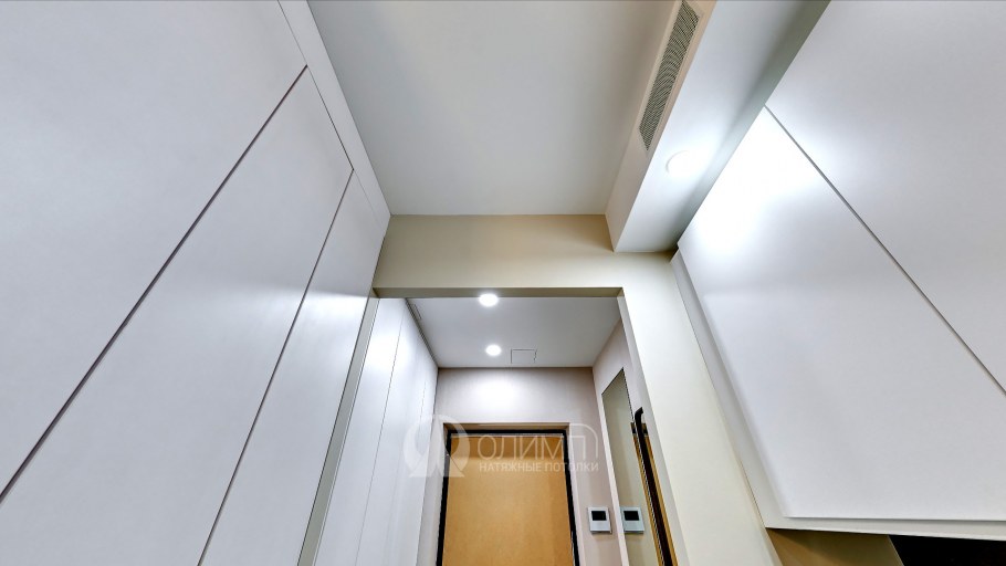 Натяжной потолок с выступом