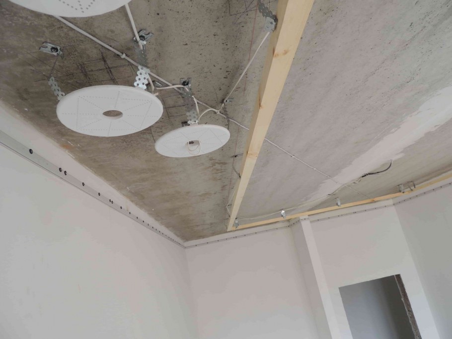 Натяжной потолок дугой