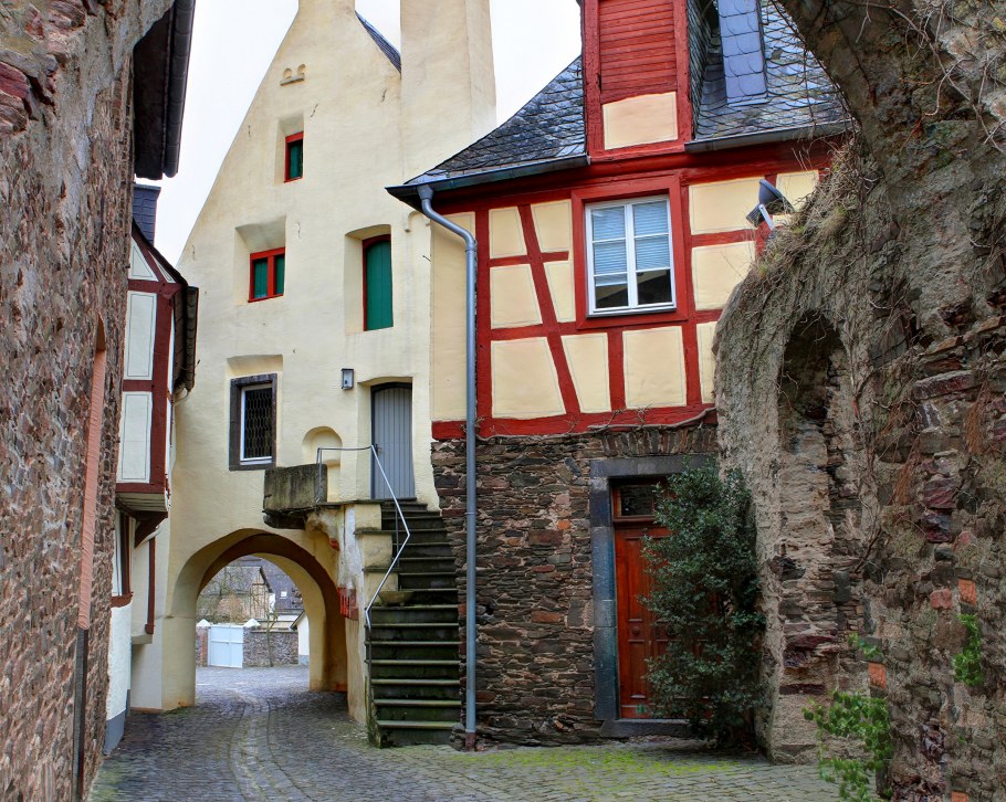 Фасады домов на европейских улочках