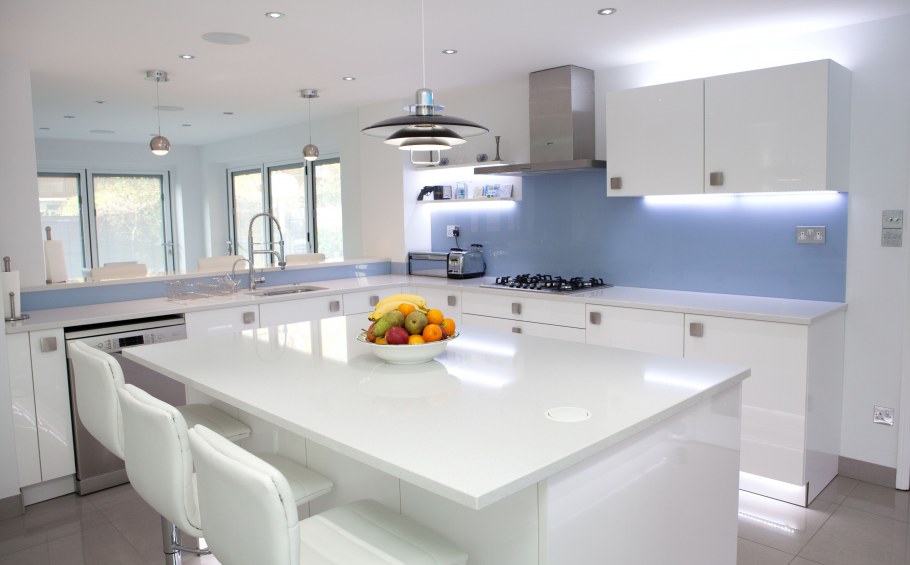 Белая глянцевая кухня с островом