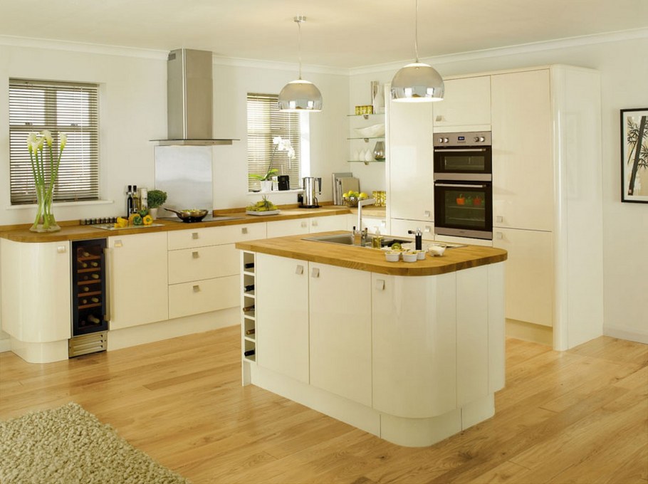 Деревянная кухня кремового цвета