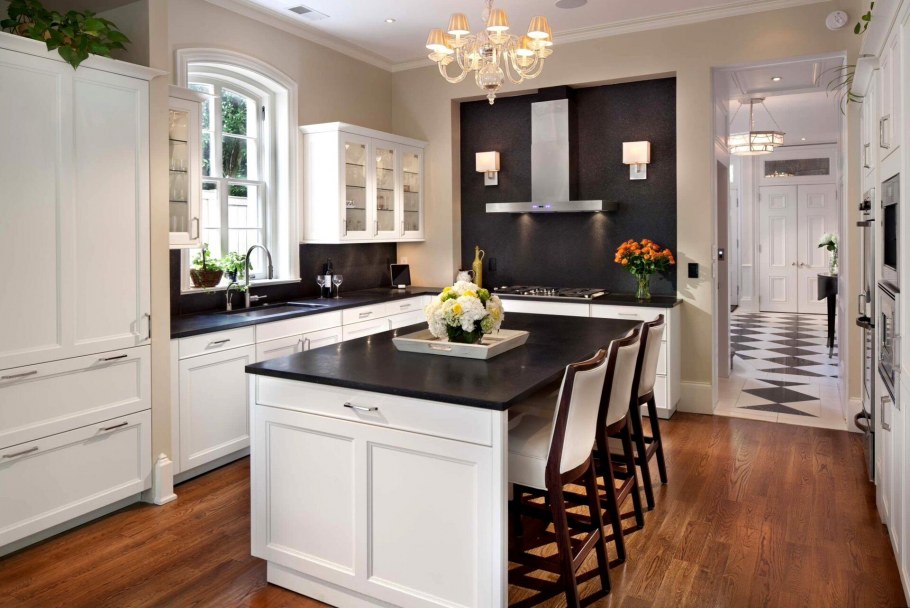 Белая классическая кухня с островом