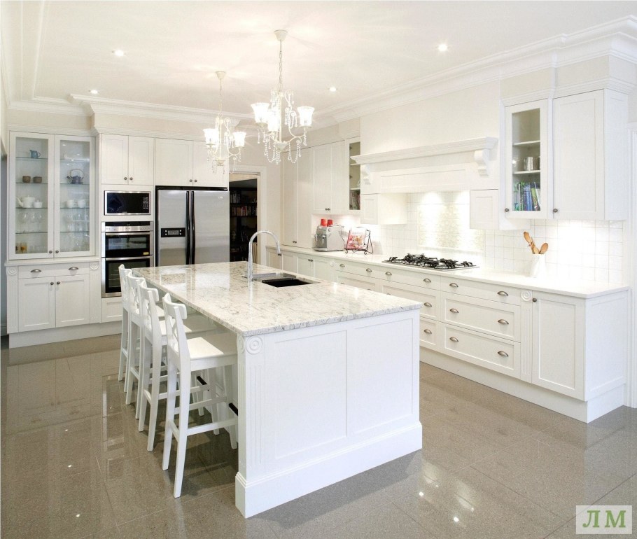 Интерьер кухни в белом цвете