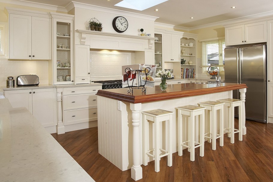 Кухонный остров у колонны