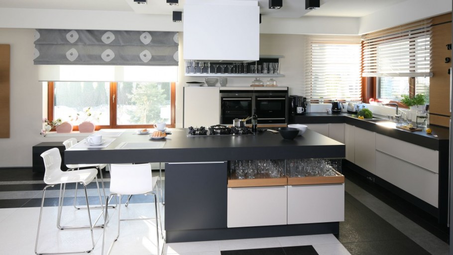 Кухня с окном и островком