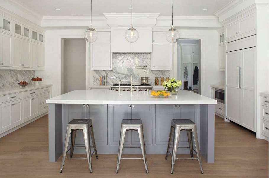 Светло серая кухня с островом