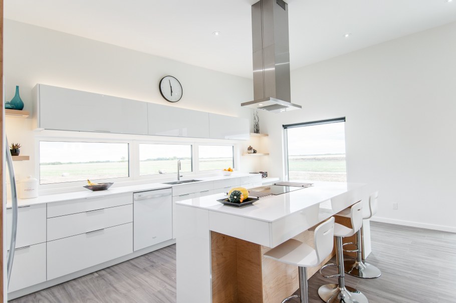 Чисто белая кухня с островом