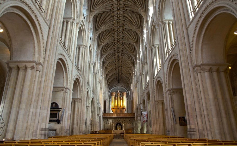 Интерьер романского собора