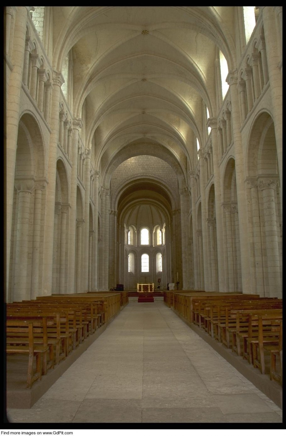 Цилиндрический свод романского собора