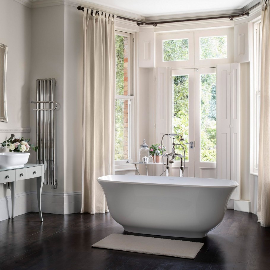 Ванна на ножках в эркере