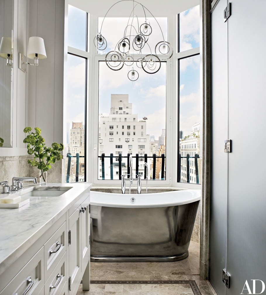 Мраморная ванная комната с панорамным окном