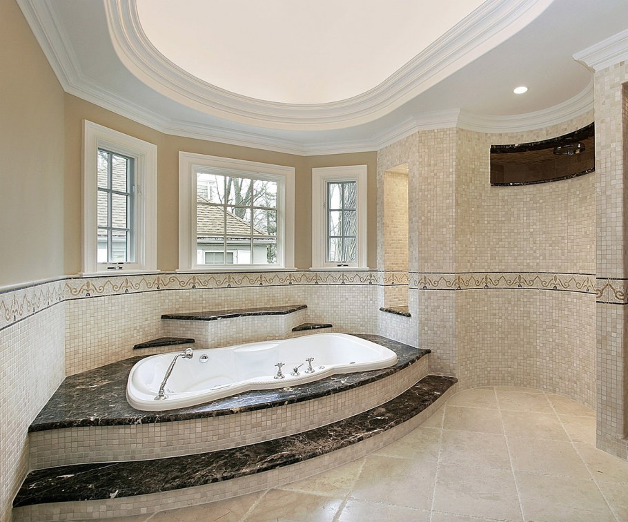 Ванная комната с полукруглой стеной