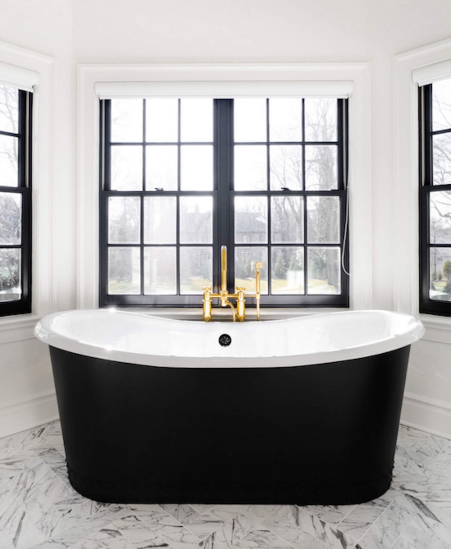 Ванная с окном в классическом стиле