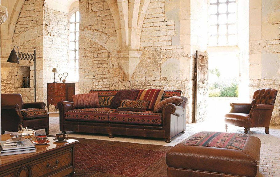 Диван в романском стиле