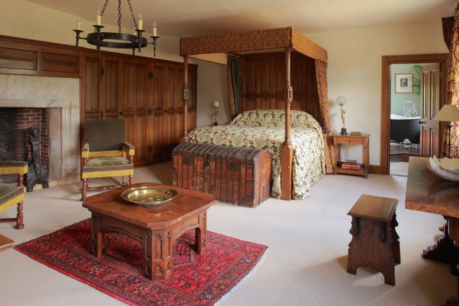 Кровать в романском стиле