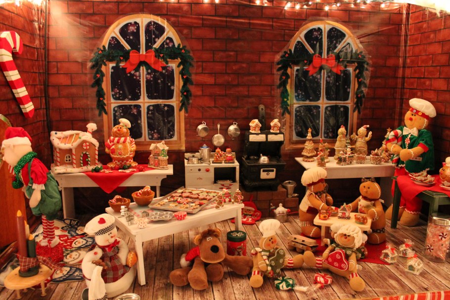 Рождественская комната с игрушками