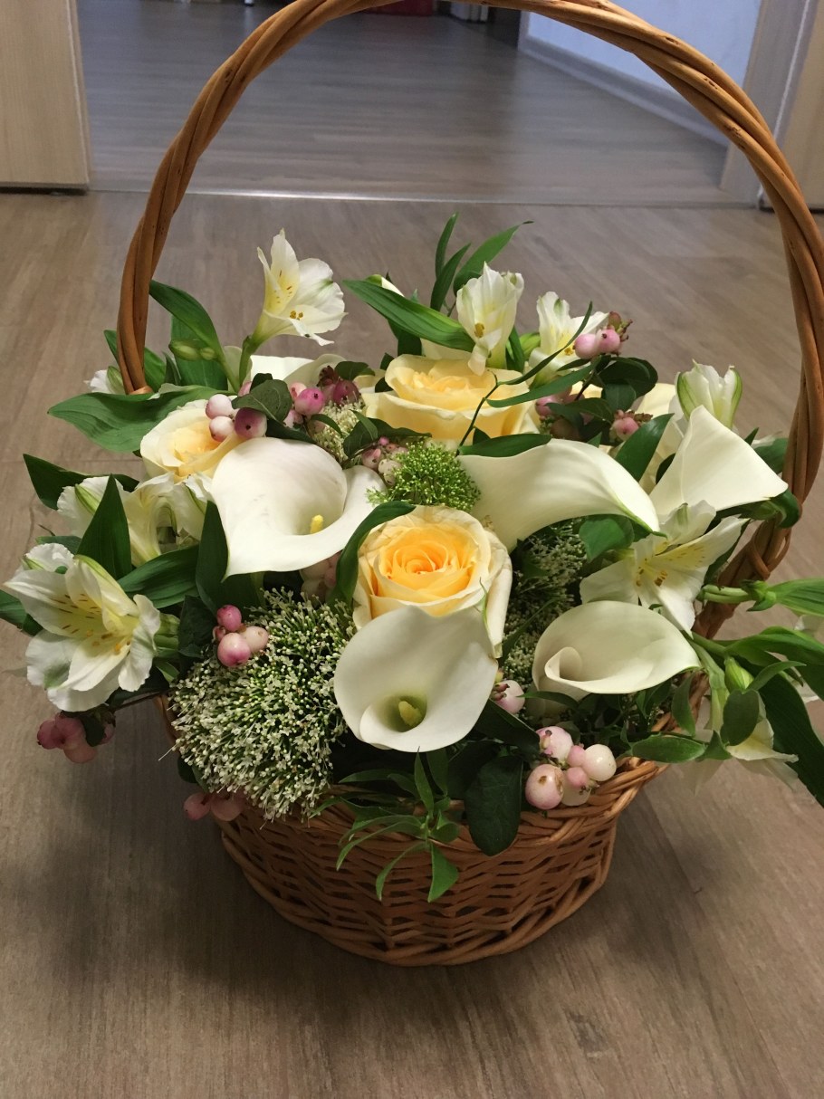 Цветочная композиция в корзинке
