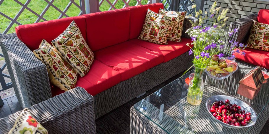 Уютный дачный диван