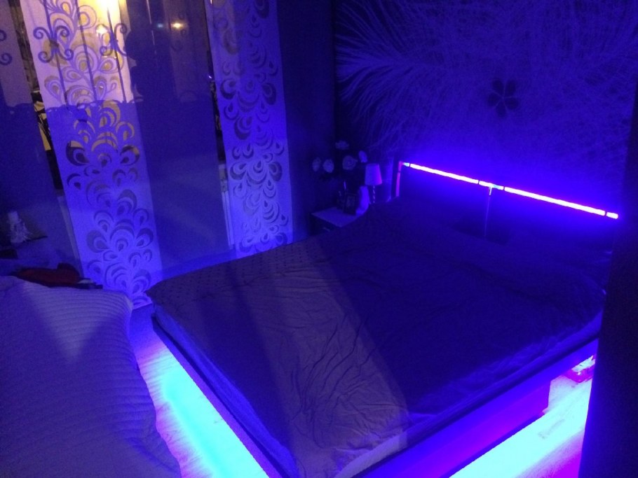Кровать с неоновой подсветкой