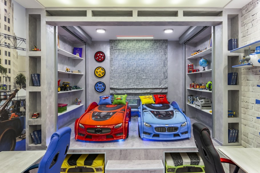 Детская комната для мальчика с машинками