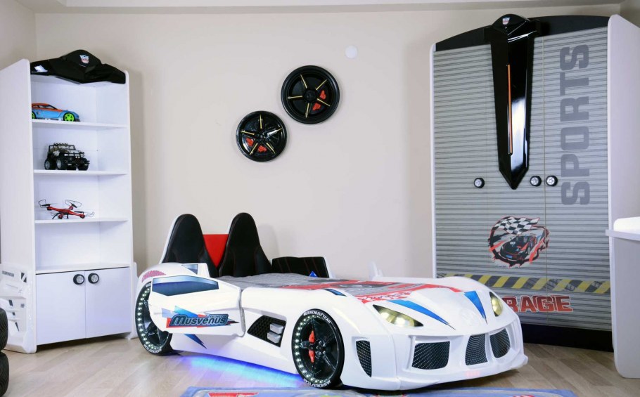 Комната для мальчика с кроватью машинкой