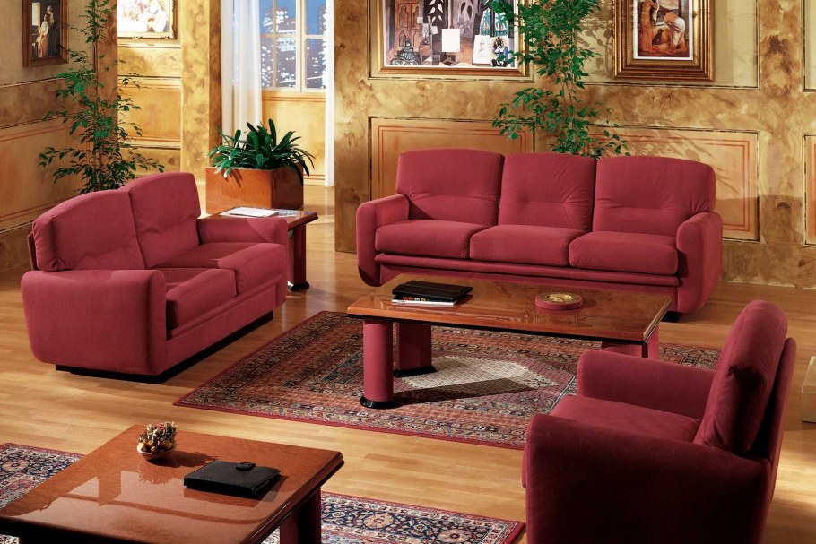 Бордовый диван в интерьере