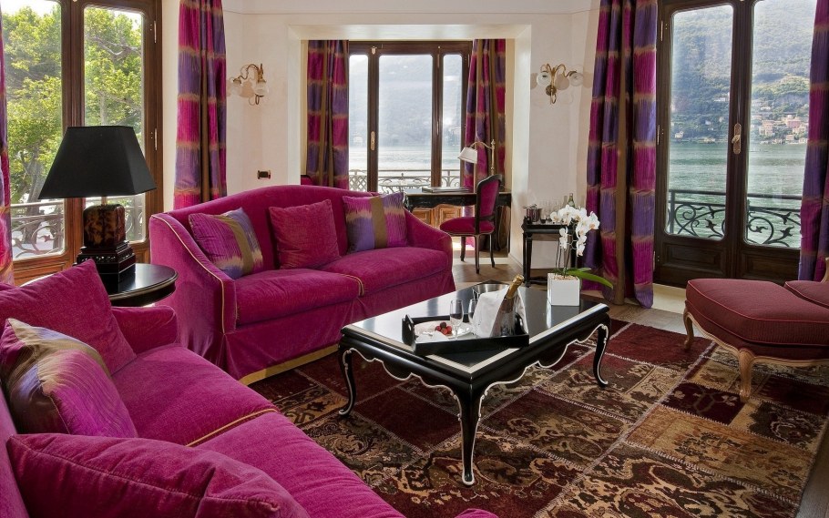 Диван терракотового цвета в интерьере