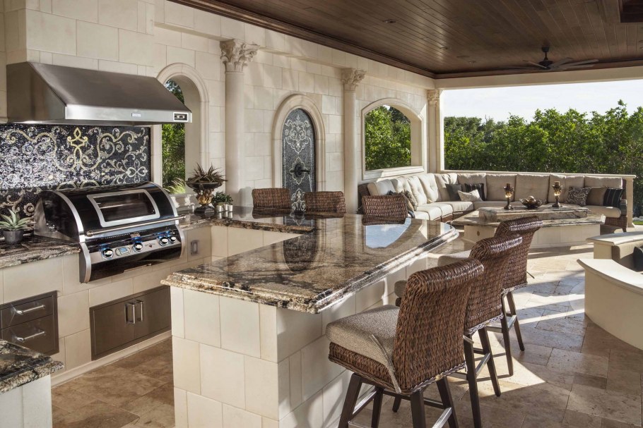 Кухня с мангальной зоной в доме