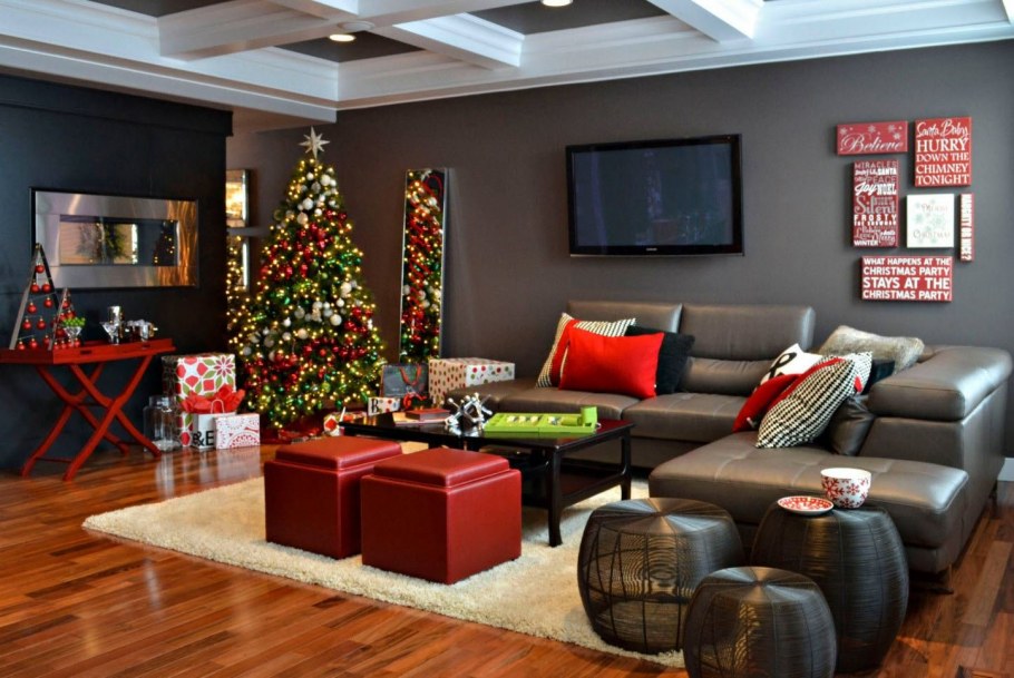 Современная гостиная с елкой