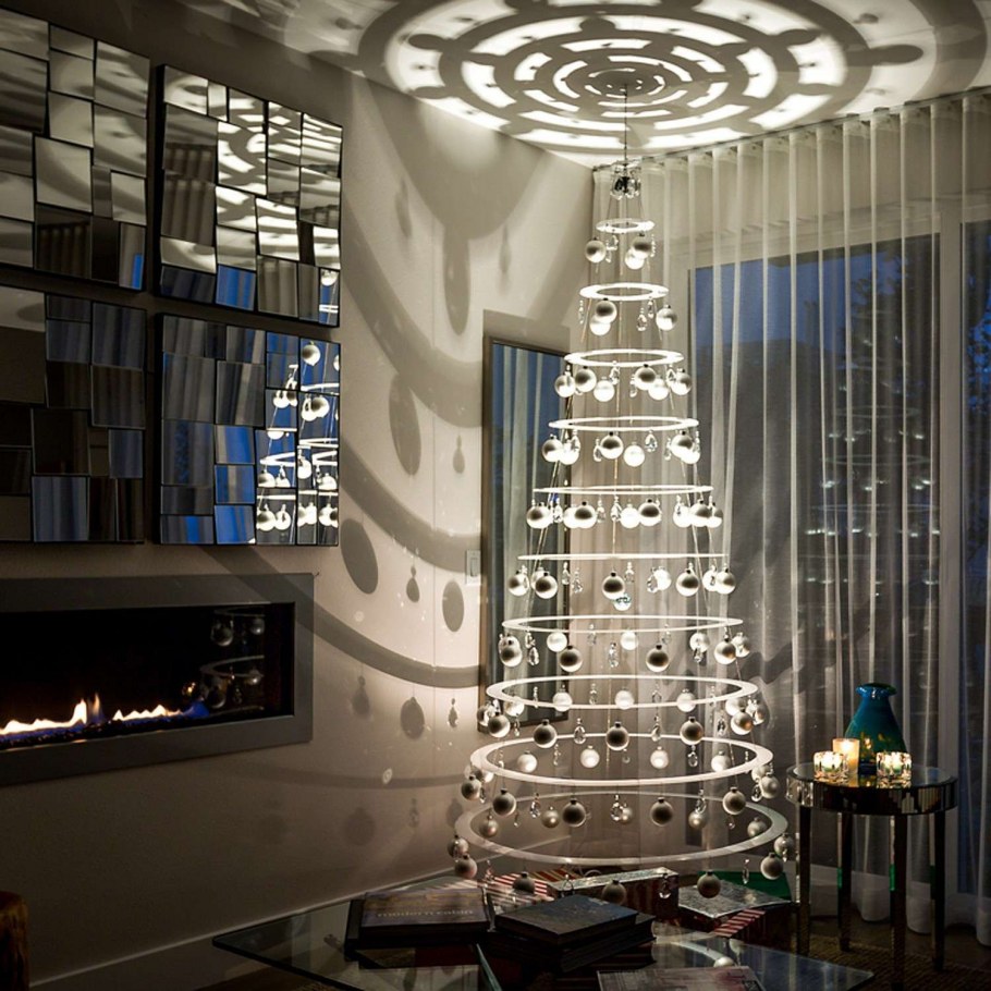 Новогодняя елка в скандинавском стиле камин