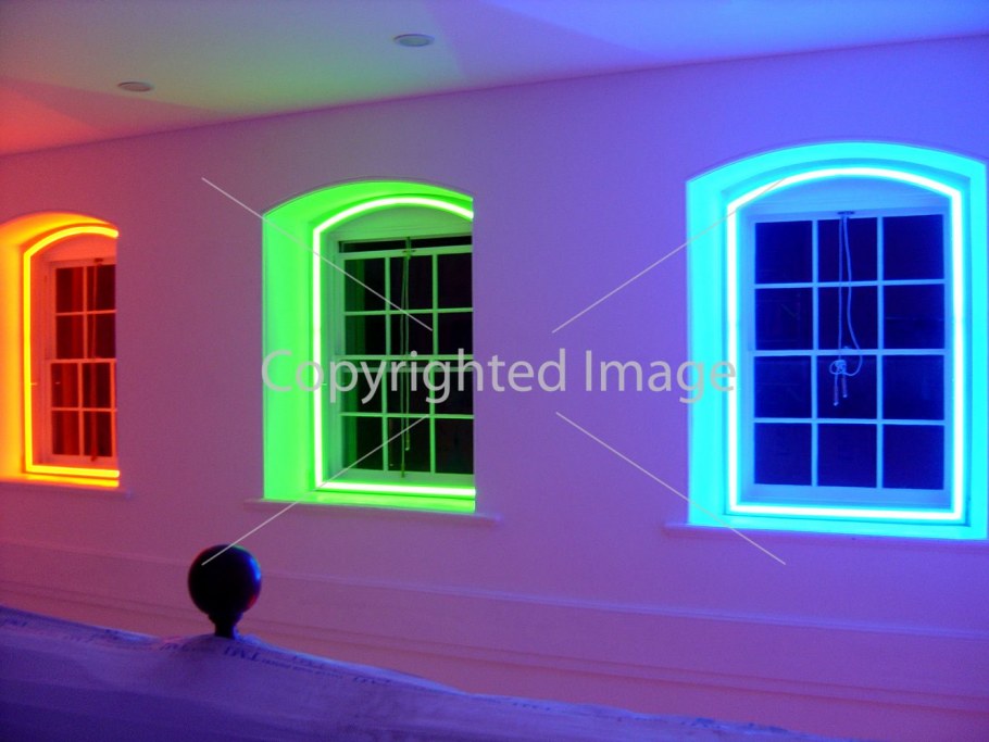 Комната с неоновой подсветкой